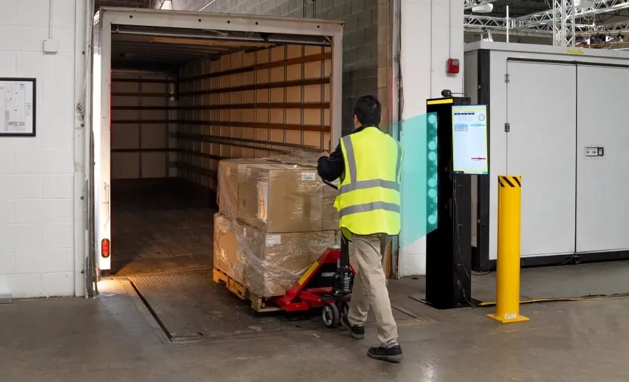operator-loads-pallets