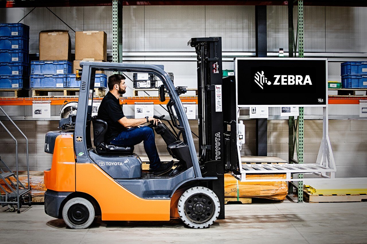 1 RFID-Warehouse-Forklift-warehouse-photography-application-mobile-rfid-pallet-forklift