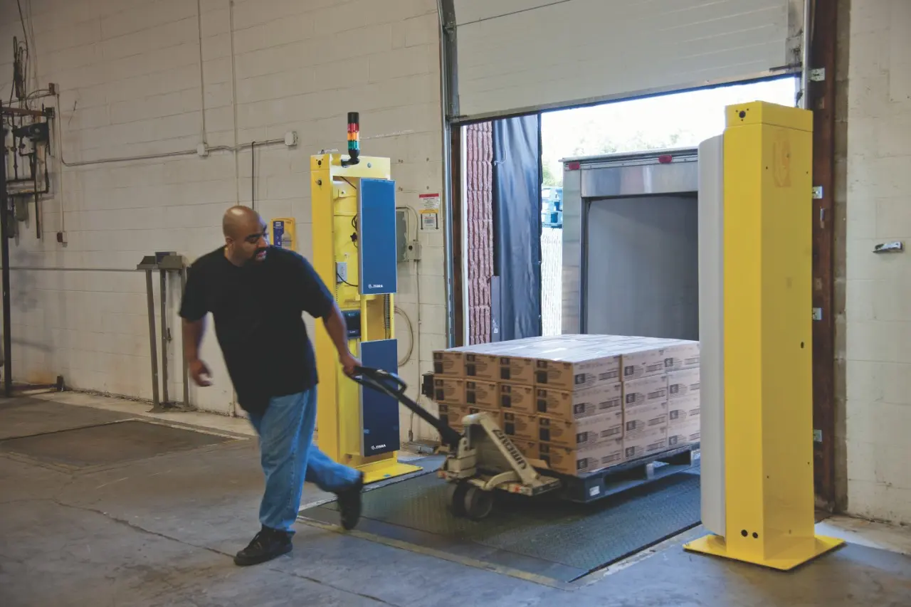 3 RFID Pritner Tags Warehouse FX9600 Workers Pulling Pallet