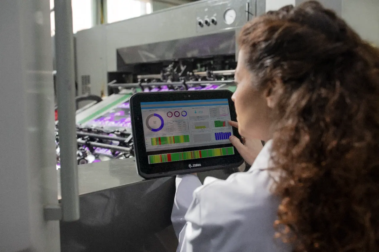 3 RFID-Software-Manufacturing plant floor worker doing quality check