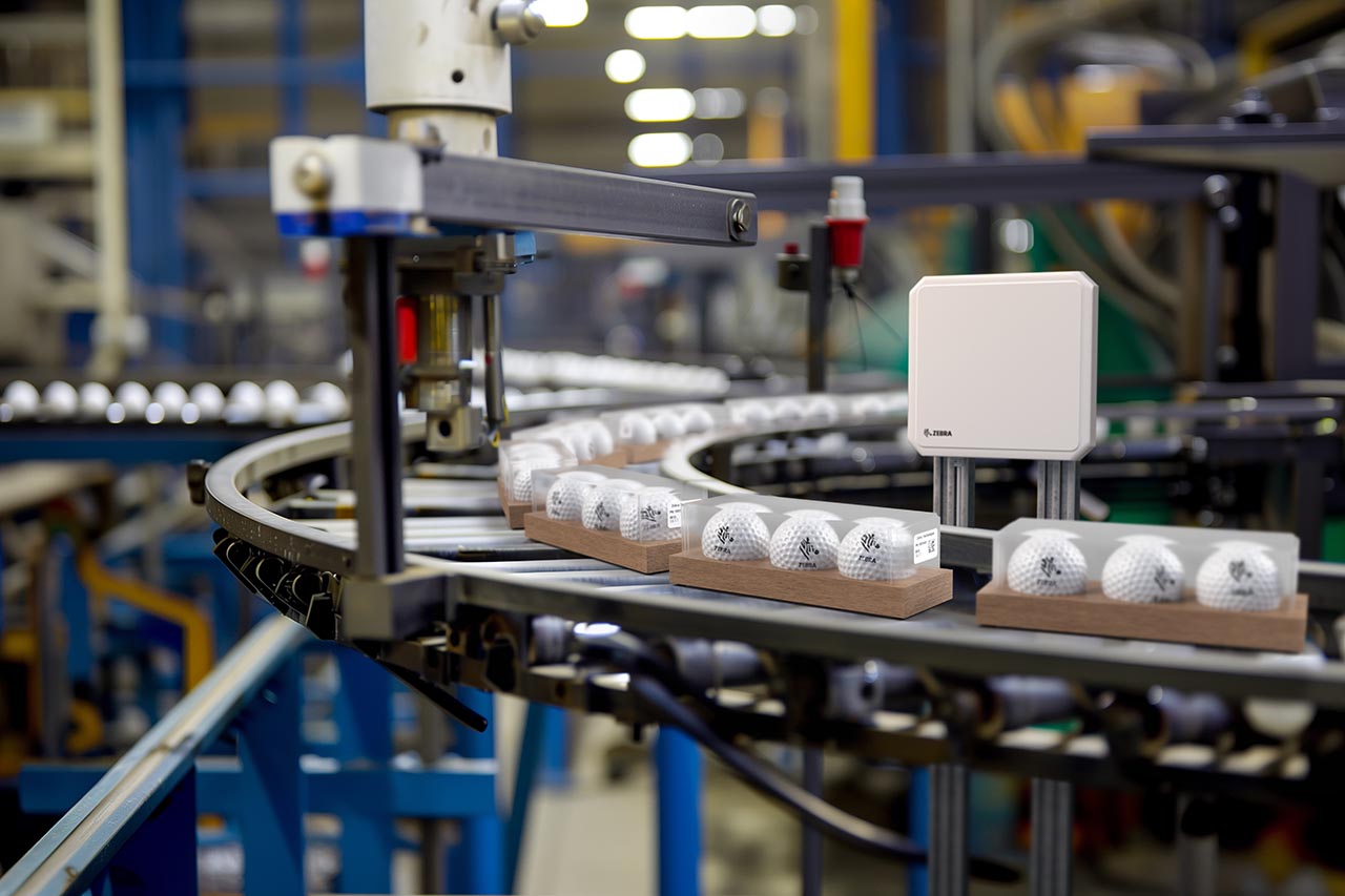 4 RFID an480-rfid-antenna-photography-application-manufacturing-conveyor-entry-point