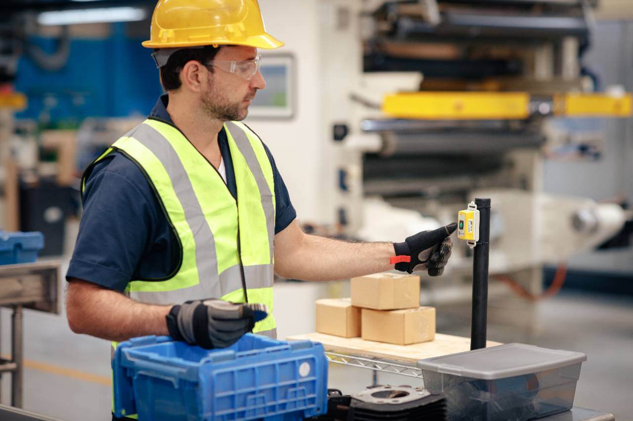 7-RFID-Tags-manufacturing-photography-application-production-line-wheretag