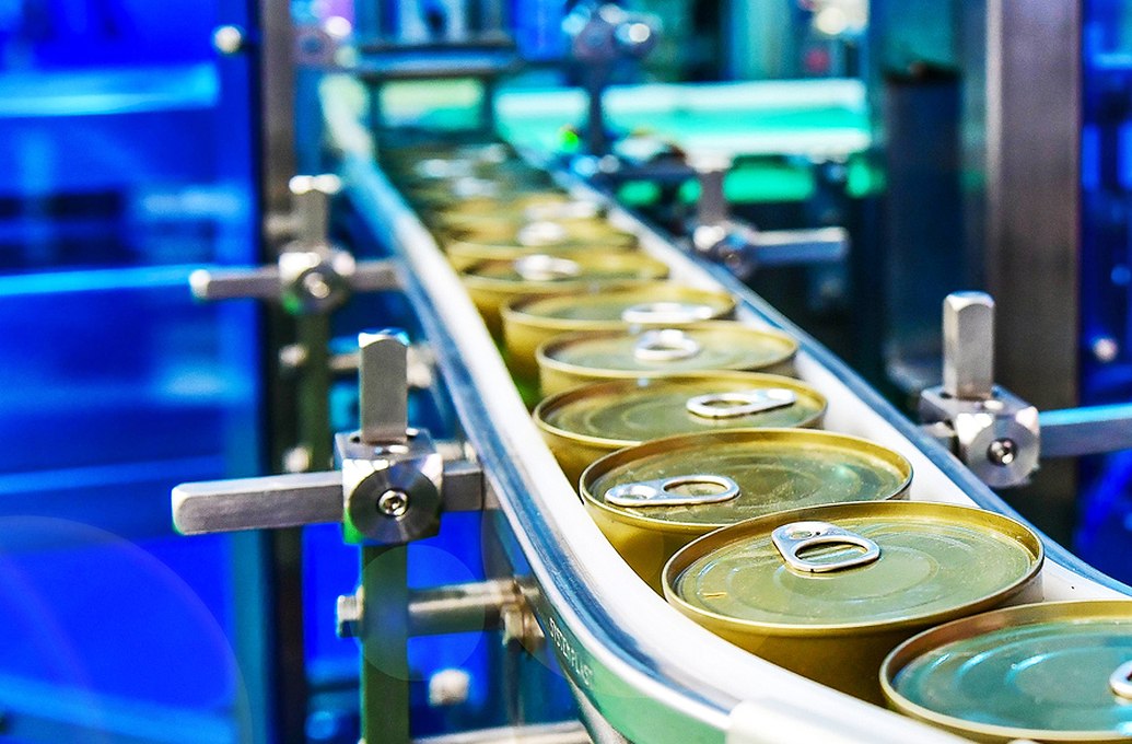 cans on conveyor belt 